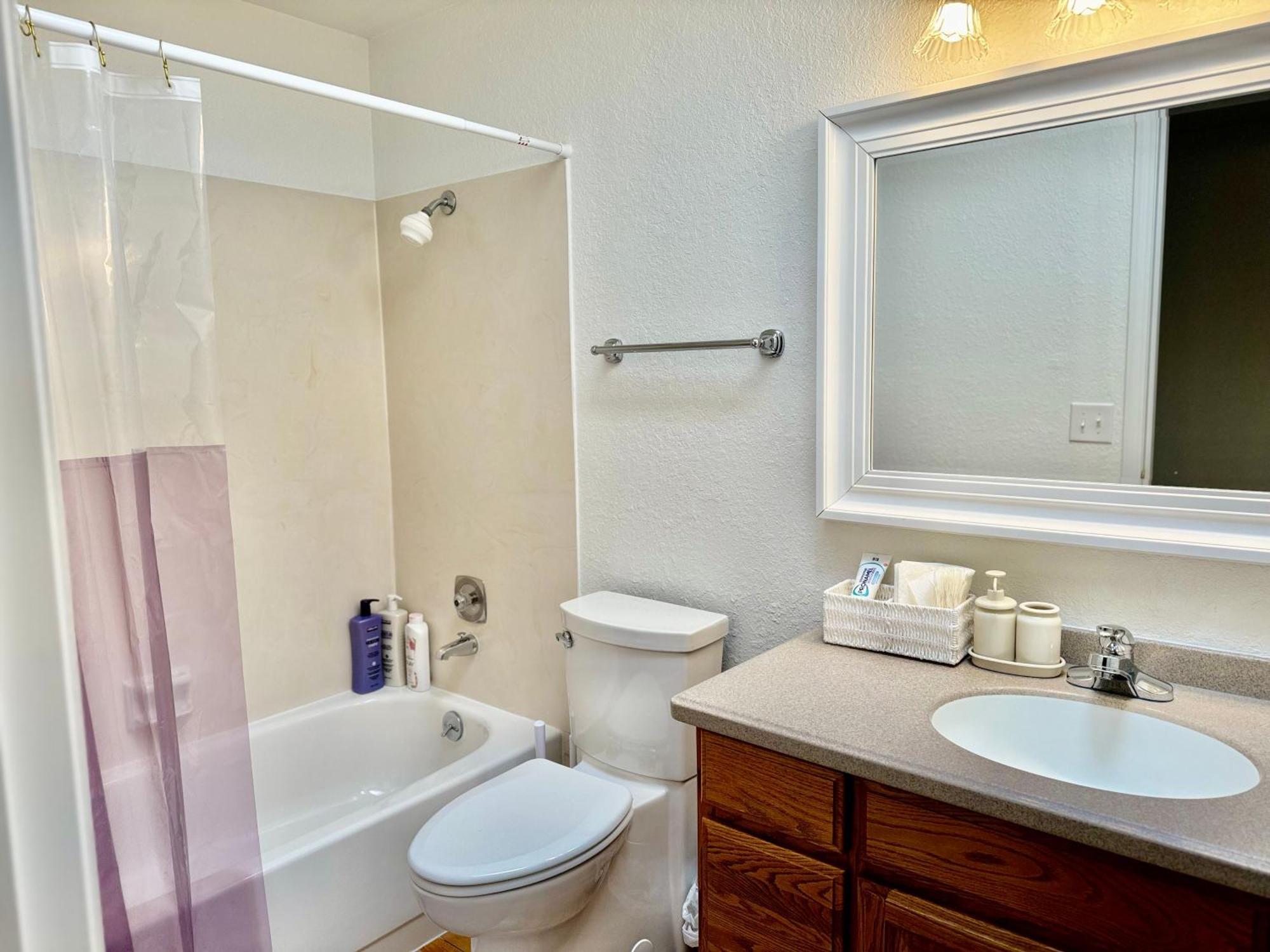 Besa Homestay Near Beach And Seatac Airport - Shared Bathroom With Max 2 Guests Des Moines Exterior foto